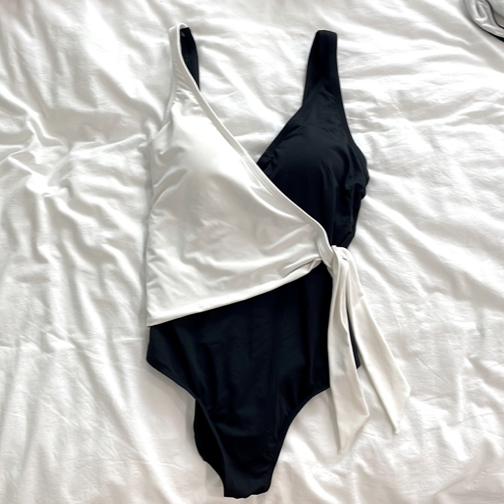 One piece swimsuit black & white US 6 worn once good condition